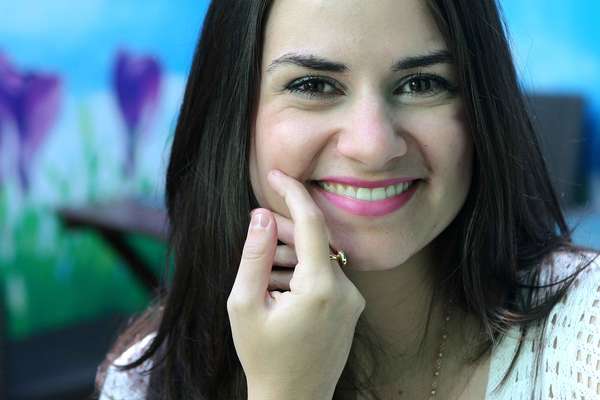 Combinação de substâncias usada na máscara facial de rubi recupera hidratação e firmeza natural da pele seca