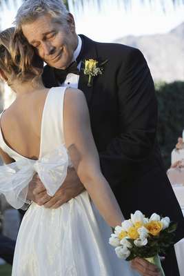 Durante a cerimônia de casamento da eterna princesinha, o paizão precisa escolher um traje que combine com o estilo da festa