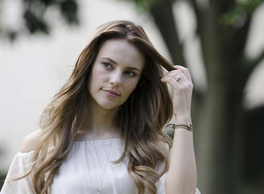 A atriz Paolla Oliveira tem ganhado destaque entre os telespectadores da novela Amor à Vida não só pela sua personagem, a médica Paloma, mas também pelo look, especialmente a maquiagem que usa na tela. Em tons mais naturais que puxam para o alaranjado, o make da protagonista foi o mais pedido da emissora no mês de julho
