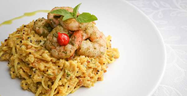 Adega Don Maximiliano: risoto de arroz sete grãos com camarões e fios de pupunha ao perfume de açafrão