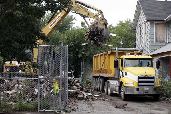 Destroços da casa de Ariel Castro são removidos por caminhão após a residência ser destruída nesta segunda-feira, em Cleveland. Autoridades locais decidiram demolir a casa em que Castro manteve três mulheres em cativeiro por cerca de uma década. O destino dos destroços será controlado para evitar que algum fragmento seja vendido por colecionadores