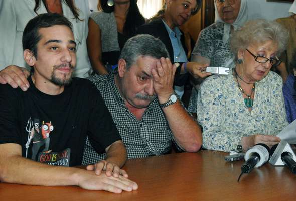 Francisco Madariaga Quintela, el nieto 101, tras recuperar su identidad afirmó: "Tener identidad es lo más lindo que hay" y aseguró que "siempre sintió que no pertenecía a la familia en donde vivía porque eran muy violentos". En la foto, junto a su padre que fue liberado tras los años de torturas y privación ilegítima de la libertad.