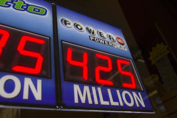 Milhares de americanos correm para apostar na Powerball e concorrer a um prêmio de US$ 425 milhões nesta quarta-feira