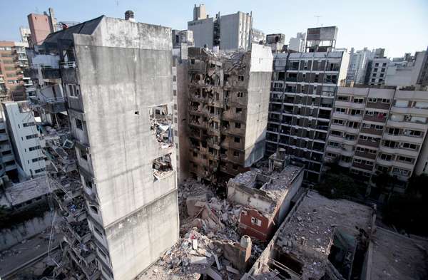 7 de agosto - Duas torres são vistas gravemente danificadas ao lado do prédio de 10 andares que foi destruído após a explosão em Rosário
