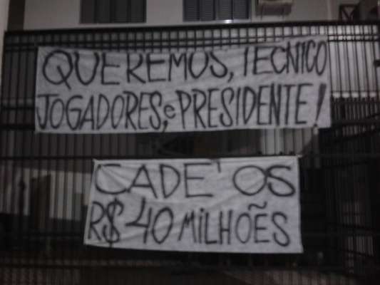 Torcedores santistas protestaram nesta terça-feira, na Vila Belmiro, principalmente contra a diretoria do clube, em especial o Comitê Gestor