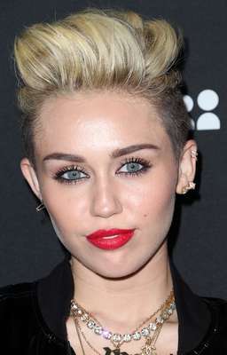 Com batom vermelho e olhos contornados, Miley Cyrus destaca sua beleza