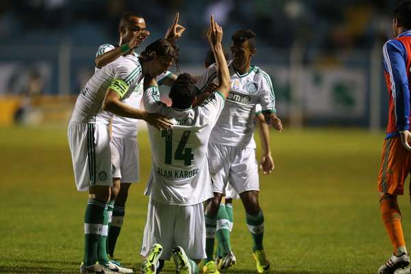 Cada vez mais embalado na Série B, o Palmeiras teve dificuldades, mas venceu o São Caetano por 2 a 1, de virada, fora de casa. O resultado, conquistado com gols de Alan Kardec e Henrique, mantém o time alviverde na liderança da competição
