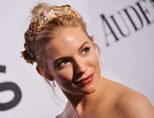 Sienna Miller não dispensa cuidados especiais para manter a pele branquinha sempre saudável e livre das manchas provocadas pelo sol