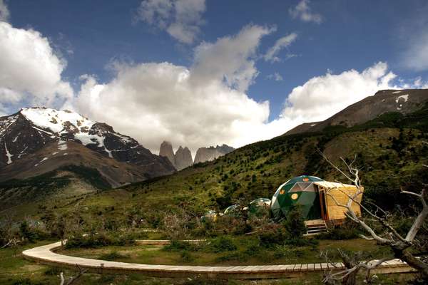 Ecocamp Patagonia:Com cerca de 24 mil hectares ao sul da Patagônia chilena, o Parque Nacional de Torres del Paine é um destino recheado de maravilhas naturais com picos nevados, fiordes, lagos e geleiras. No coração deste incrível cenário, as curiosas tendas chamam a atenção mas oferecem muito conforto e vistas impressionantes. Diárias a partir de R$ 440