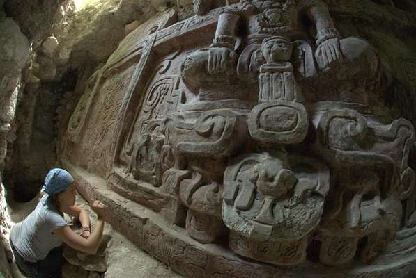 Arqueóloga Anya Shetler limpa relevo maia na Guatemala: descoberta do ano 600 d.C., considerada "a mais espetacular já vista", foi encontrada no centro arqueológico pré-colombiano de Holmul, no norte da Guatemala