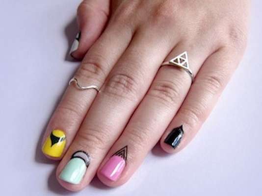 A novidade para as unhas é a tatuagens para cutícula. A técnica é simples: logo após passar o esmalte, basta aplicar pequenas tatuagens temporárias na base das unhas
