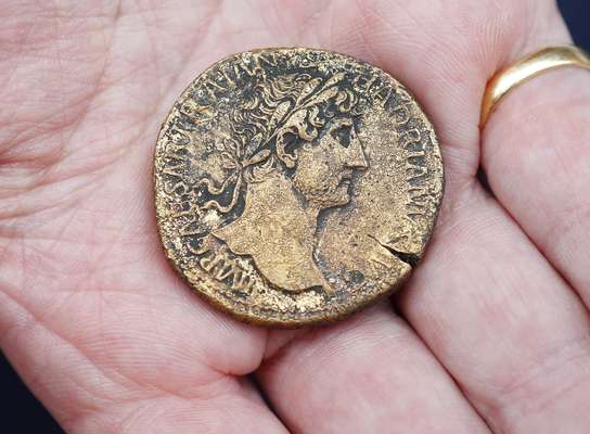 Uma escava&ccedil;&atilde;o arqueol&oacute;gica&nbsp;na margem sul do rio T&acirc;misa&nbsp;vai desvendando pouco a pouco diferentes tesouros que permaneciam ocultos sob o solo de Londres, como este&nbsp;sest&eacute;rcio (moeda) romano de bronze provavelmente cunhado&nbsp;no primeiro s&eacute;culo depois de Cristo, com uma imagem do imperador Adriano