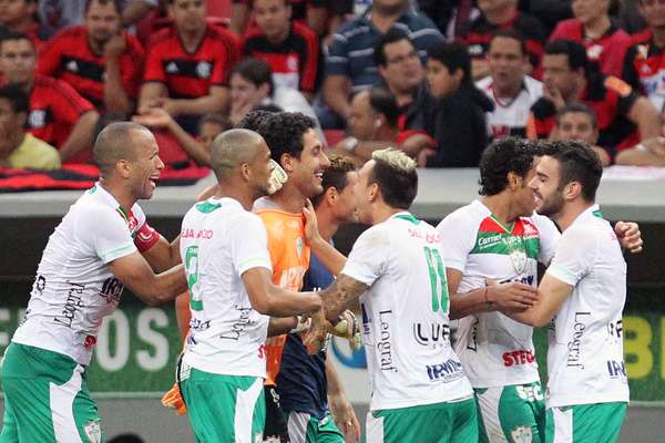 Quando tudo caminhava para uma vitória tranquila do Flamengo, um lance inusitado surpreendeu o time carioca: o goleiro Lauro, da Portuguesa, foi para a área e marcou o gol de empate por 1 a 1, em Brasília