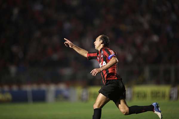 Paulo Baier fez o gol da vitória do Atlético-PR