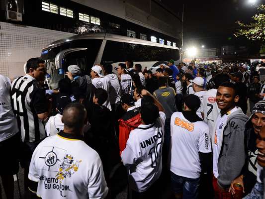 Torcedores santistas protestaram contra diretoria antes do clássico contra o Corinthians