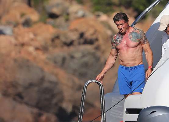 Sylvester Stallone exibiu um corpo musculoso e tatuado durante passeio com a família