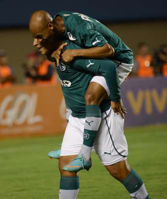 Com dois gols do atacante Walter, o Goiás bateu o Náutico por 2 a 1 nesta quarta-feira, no Serra Dourada, e se afastou da zona de rebaixamento do Campeonato Brasileiro