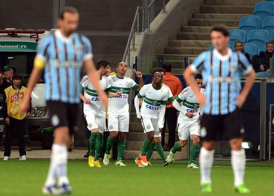 Diante do Grêmio, na Arena, O Coritiba venceu seu primeiro jogo fora de casa pelo Campeonato Brasileiro. O time paranaense aplicou 1 a 0 e se manteve perto dos líderes, com 23 pontos - Botafogo e Cruzeiro têm 24. Já o Grêmio completou três jogos sem vencer