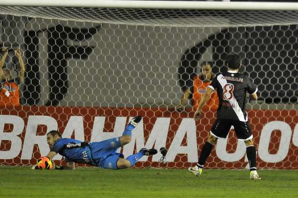 Com direito a pênalti desperdiçado por Juninho e defendido por Roberto, o Vasco cedeu empate para a Ponte Preta no final do jogo e ficou no 1 a 1, em partida válida pela 12ª rodada do Campeonato Brasileiro