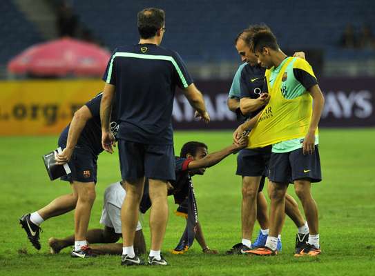 O fanatismo dos torcedores do Barcelona na Malásia fizeram Neymar se assustar nesta sexta-feira, quando um torcedor invadiu o gramado e foi de encontro ao jogador brasileiro