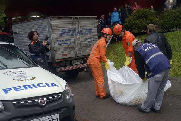 Segundo informações da PM, a mulher de aproximadamente 34 anos teve a cabeça arrancada ao bater a região do pescoço em um muro de concreto