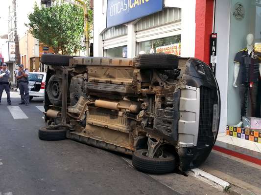 Uma mulher de 31 anos ficou levemente ferida depois de capotar o carro que dirigia por volta das 8h30 desta sexta-feira, na rua Rui Barbosa, no centro de São Roque, interior de São Paulo