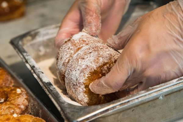 Os donuts, rosquinhas tradicionais norte-americanas e que ficaram famosas mundialmente com o seriado Os Simpsons não são iguais em todos os cantos do planeta. A rede de lojas especializadas Dunkin' Donuts divulga 11 sabores específicos de países como Ínida, Tailândia, China e Chile. Com uso de ingredientes regionais, as rosquinhas ganham azeite de oliva, manga, pistache e até açafrão e mandioca nas receitas. Confira: