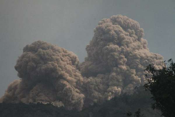 O vulcão do Monte Rokatenda entra em erupção na ilha de Palue, na Indonésia, deixando as autoridades em alerta. Pelo menos seis pessoas morreram - três adultos e três crianças. Moradores de parte da ilha foram retirados de suas casas devido ao risco