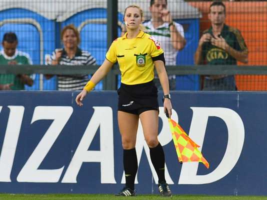 A vitória do Palmeiras sobre o Paraná no Pacaembu pela Série B contou com elementos como a assistente catarinense Fernanda Colombo Uliana, a presença de um sósia de Marcelinho Carioca na torcida alviverde e a festa nas arquibancadas; confira a seguir