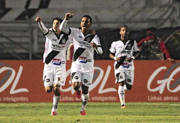 Artur comemora gol na vitória da Ponte Preta sobre o Criciúma