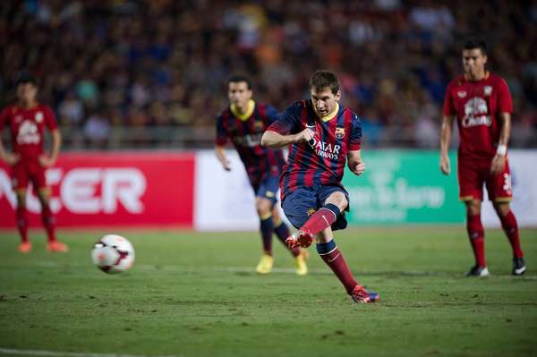 Lionel Andrés Messi, es considerado uno de los mejores futbolistas de todos los tiempos, además de poseer una zurda privilegiada, tiene la inteligencia para quitarse rivales en pocos metros y conseguir goles extraordinarios. Entre sus múltiples logros, se encuentra el oro olímpico en Beijing 2008, tiene la márca mundial de más goles anotados en un año con su club, 79 anotaciones en 60 partidos.