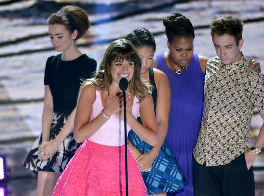No palco do Teen Choice Awards, na noite do último domingo (11), Lea Michele e colegas de elenco no seriado 'Glee' homenagearam Cory Monteith, ator que dava vida ao personagem Finn Hudson na atração e que morreu no dia 13 de julho, após uma overdose de álcool e heroína