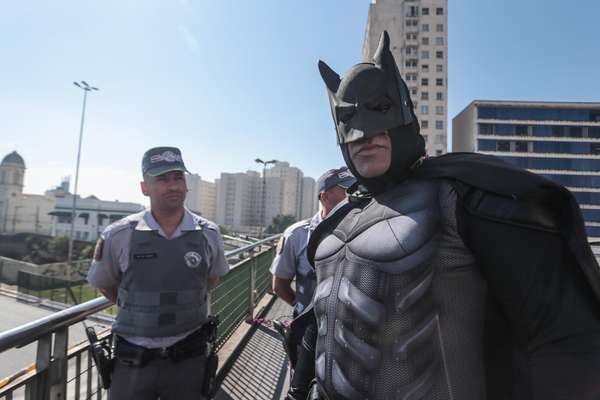 O 'super-herói' foi acompanhado pela Polícia Militar no protesto