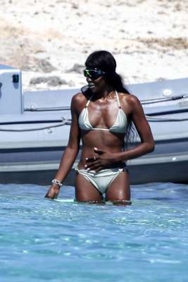 Naomi Campbell exibiu um corpo atlético durante uma viagem para a ilha de Formentera, na Espanha, nesse domingo (11). Aos 43 anos, ela desfilou pela praia de biquíni e mergulhou