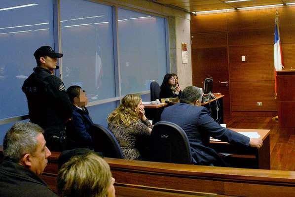 En el Tercer Tribunal Oral de Santiago se inició este lunes la primera jornada del juicio oral contra Esteban Moya y Margarita Villegas, el matrimonio de auxiliares del Colegio Apoquindo acusados como presuntos responsables de seis hechos de connotación sexual contra alumnos del establecimiento. Según los cargos formulados por la fiscal de la zona Oriente, Carmen Gloria Guevara, los delitos afectaron a niños de entre cinco y seis años de edad, entre los años 2010 y 2012.