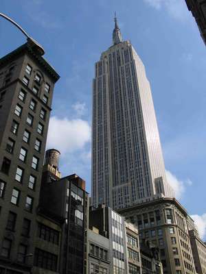 Empire State Building, Nova York, Estados Unidos: em meio aos arranha-céus de Manhattan, um se destaca em um inconfundível cartão-postal de Nova York. Com 437 metros de altura, o Empire State Building foi completado em 1931 após pouco mais de um ano de construção e um custo de 40 milhões de dólares