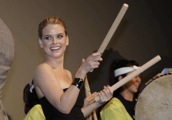 Alice Eve brilhou no tapete vermelho da première do filme Além da Escuridão - Star Trek (Star Trek Into Darkness)