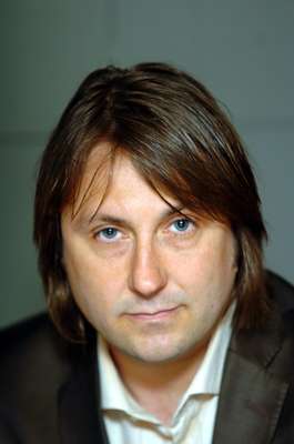 Jon Brookes, integrante del grupo británico de indie rock The Charlatans, falleció el 13 de agosto de 2013 luego de luchar por tres años contra tumor cerebral.