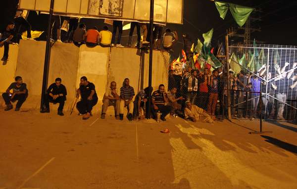 Israel iniciou na noite desta terça-feira a operação de libertação de 26 presos palestinos antes do início das negociações de paz, previstas para amanhã em Jerusalém