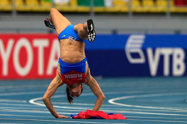 Yelena Isinbayeva comemora depois de garantir o ouro do salto com vara no Mundial de Atletismo de Moscou