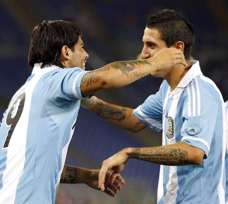 Em um jogo que colocou frente a frente duas campeãs do mundo, a Argentina venceu a Itália, com gols de Higuaín e Banega. Insigne, jogador do Napoli, até descontou, mas o placar ficou mesmo 2 a 1. Veja a seguir fotos de diversos amistosos que aconteceram pelo mundo nesta quarta-feira