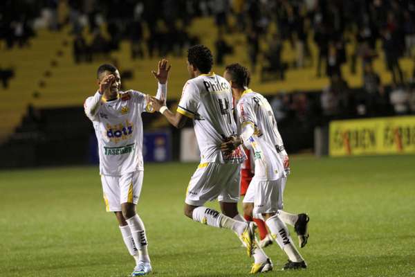 Duelo entre as duas equipes envolvia confronto entre "desesperados" no Campeonato Brasileiro