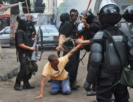 14 de agosto - Policiais egípcios detêm manifestante pró-Mursi em meio à repressão contra mobilização de simpatizantes do presidente deposto; segundo os últimos dados disponíveis até o início da tarde desta quarta-feira, ao menos 149 pessoas haviam morrido e 1,4 mil ficado feridas durante a ação de repressão das forças de seguranças egípcias