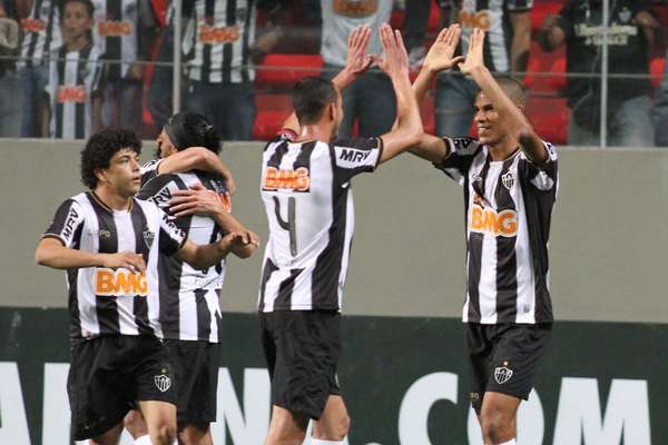Acabou a ressaca! Após o título na Copa Libertadores, o Atlético-MG ficou cinco jogos sem vencer, mas o jejum foi encerrado contra o Bahia, no Independência. A vitória veio por 2 a 0, com gols de Leonardo Silva e Alecsandro