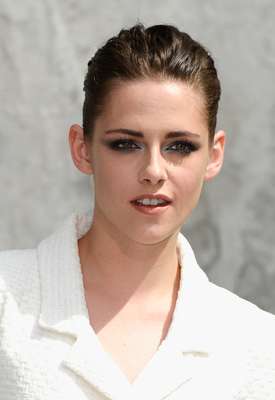 O look de Kristen Stewart é glamouroso com destaque para os olhos