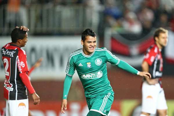 Foi polêmica, mas foi outra vitória do Palmeiras na Série B: com gol discutível de Mendieta (foto), o time paulista venceu por 1 a 0 e abriu cinco pontos de vantagem na liderança da Série B