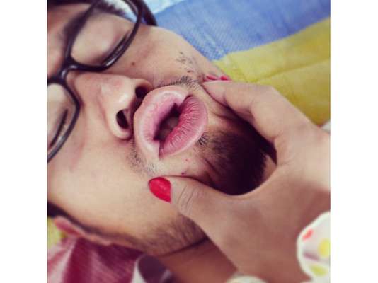 Um usuário japonês queria postar fotos de casal no Instagram, mas tinha um problema: não tinha namorada. Para resolver a questão, Keisuke Jinushi resolveu usar maquiagem e esmalte para fingir que tinha alguém.
