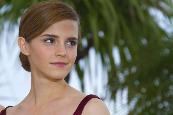 Protagonista do filme The Bling Ring, Emma Watson aposta num ritual diário de cuidados que deixa sua cútis revigorada após horas de gravações