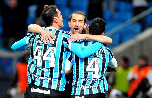 Grêmio superou dificuldades no início para conquistar uma importante vitória em casa nesta quarta-feira: diante do líder Cruzeiro, o time gaúcho venceu por 3 a 1 e entrou no G-4 do Campeonato Brasileiro