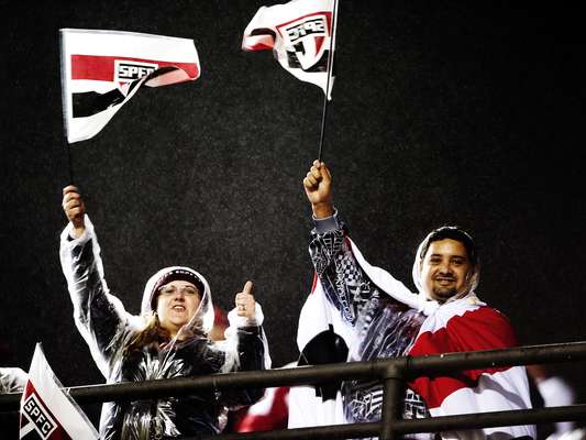 "A única vitória hoje foi do torcedor. Temos que iniciar o papo agradecendo a maneira como nos apoiaram do início ao fim. Parabéns." Com esta frase, Paulo Autuori abriu a coletiva pós-jogo no Morumbi, na última quarta-feira, após o decepcionante empate em 1 a 1 com o Atlético-PR, que aumentou para 11 o número de jogos sem vitória do time tricolor. Nas arquibancadas, a torcida respondeu à promoção de ingressos e levou mais de 25 mil pessoas no frio paulistano. Veja fotos: